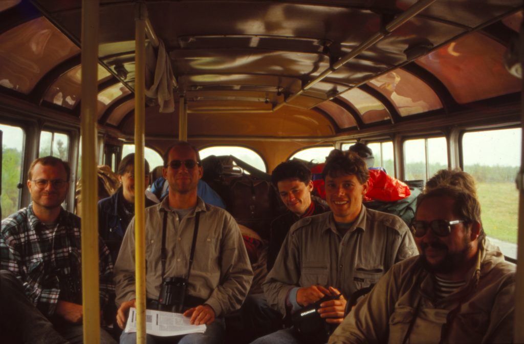 Видавший виды желтый ПАЗик стал нашим домом на всю экспедицию (слева направо: Норберт Шэффер, Мартин Фладэ, Эдуард Монгин , Рудигер Мауэрсбергер и Олег Парейко), 1995 г.