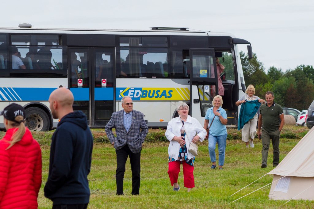 Pilnas autobusas dalyvių ir sirgalių iš Kėdainių raj. atvykta į Nacionalinį šienpjovių čempionatą